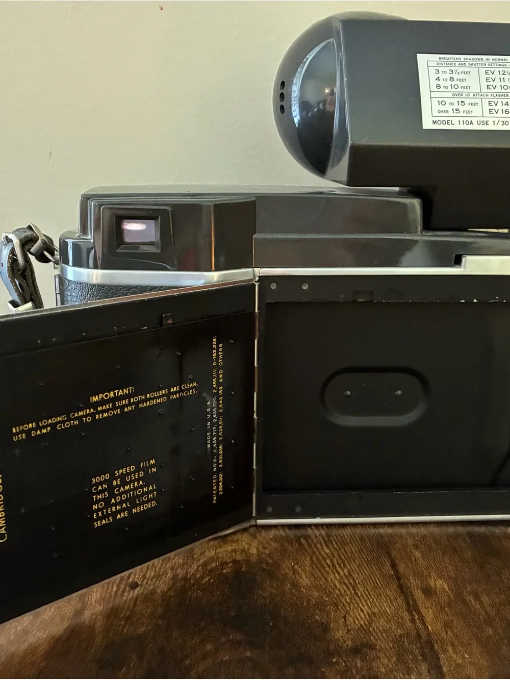 Polaroid Vintage Model 900 Electic Eye Land Camera Set w/ Leather Carrying Case